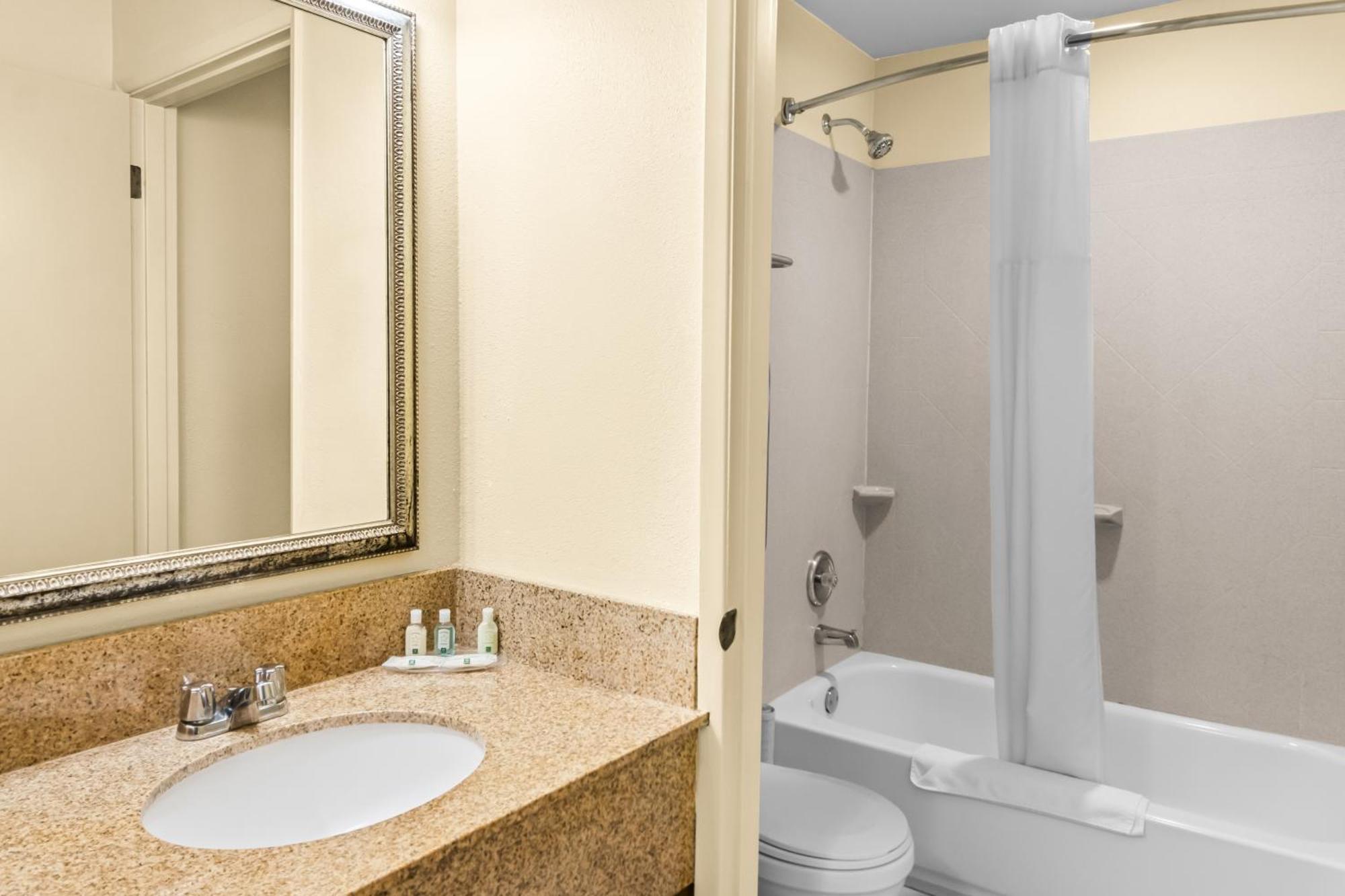 Quality Inn & Suites Vancouver - Hazel Dell Екстериор снимка